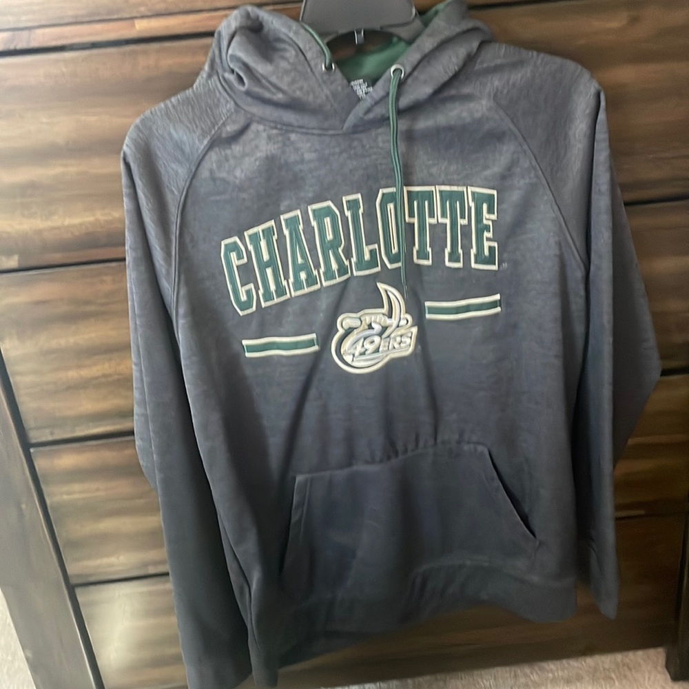 Mens Colosseum Grey UNC Charlotte Hoodie